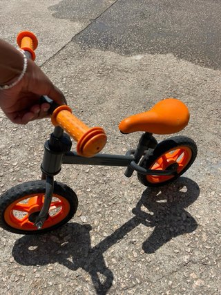 Bici sin pedales naranja y gris