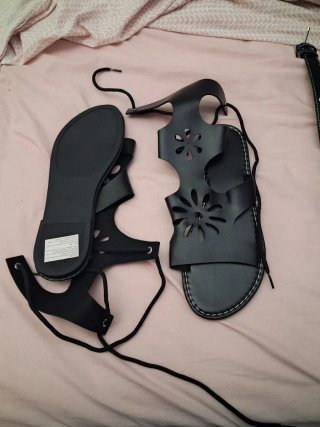 Sandalias planas caña alta con cinturón negro