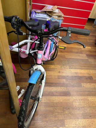 Bicicleta infantil rosa con guardabarros