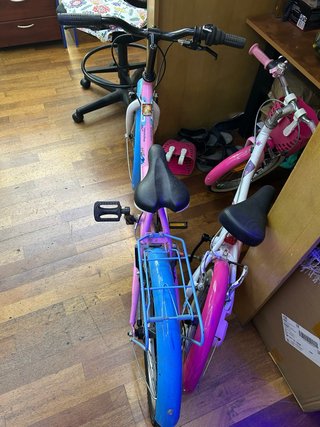 Bicicleta infantil rosa con guardabarros