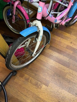 Bicicleta infantil rosa con guardabarros