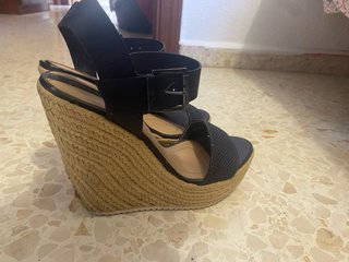 Sandalias de cuña negras para mujer