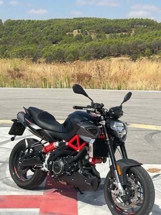 Aprilia 900 Naked Negra y Plata