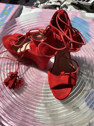 Sandalia cuña roja con cordones y flecos