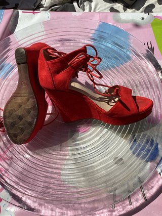 Sandalia cuña roja con cordones y flecos