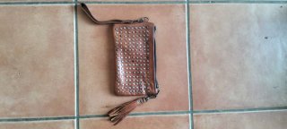 Bolso de piel de mano tachuelas marrón