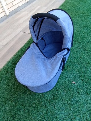 Cochecito de muñeca azul
