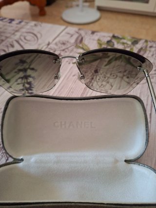 Gafas de sol grises y verdes