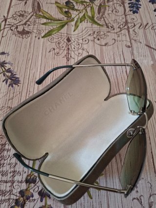 Gafas de sol grises y verdes