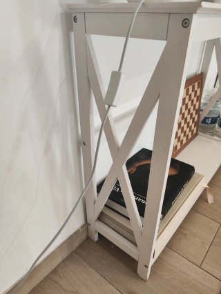 Mueble recibidor blanco y madera.