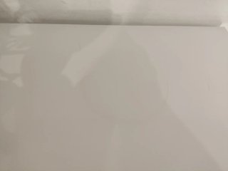 Mueble recibidor blanco y madera.