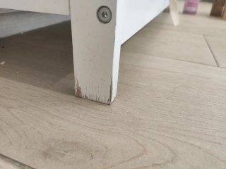 Mueble recibidor blanco y madera.