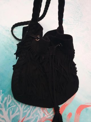 Bolso negro con flecos