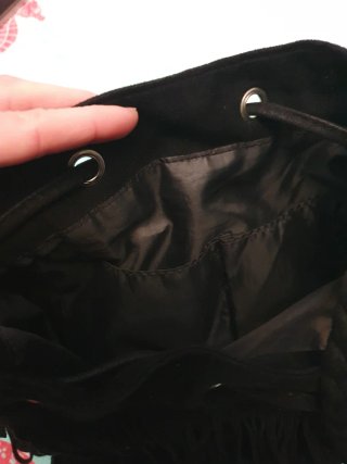 Bolso negro con flecos