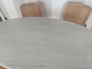 Mesa de comedor ovalada de mármol