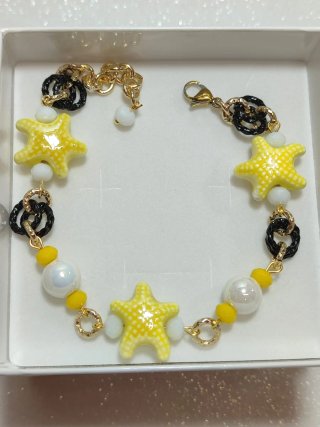 Bracciale con stelle marine gialle e perle