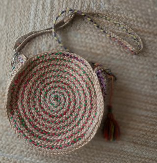 Bolso redondo tejido multicolor
