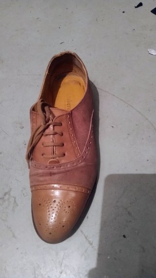 Zapatos de vestir beige y marrón