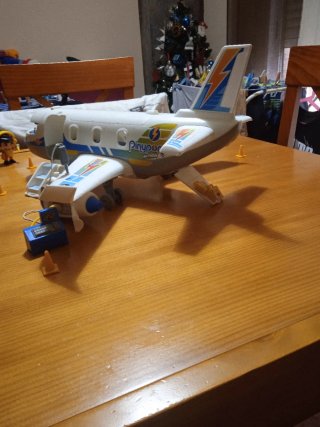 Avión Pin y Pon con accesorios