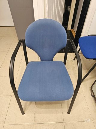 Sillas de oficina azules y negras