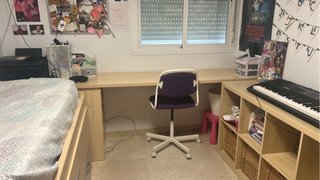 Dormitorio juvenil con cama y escritorio