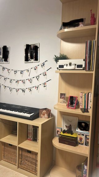 Dormitorio juvenil con cama y escritorio