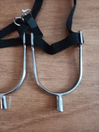 Espuelas de metal con correas