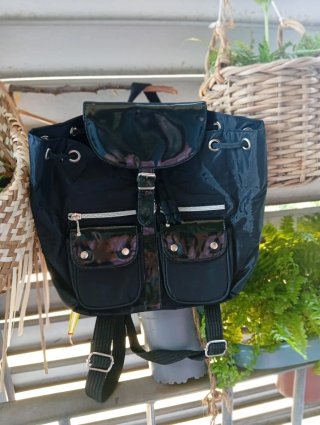Mochila negra con bolsillos
