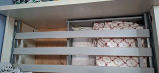 Cama con 2 cajones. Somier de láminas y colchón.