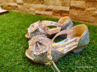 Tacones plateados con brillos para niña número 28