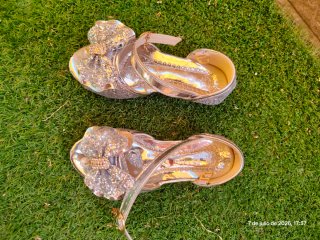 Tacones plateados con brillos para niña número 28