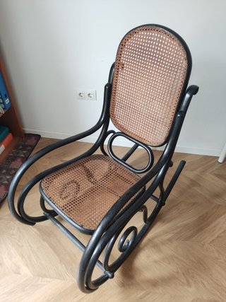 Mecedora antigua de madera y ratán
