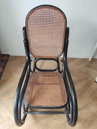 Mecedora antigua de madera y ratán