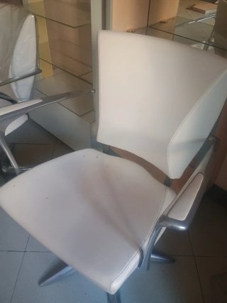 Sillones de peluquería plateados y blancos