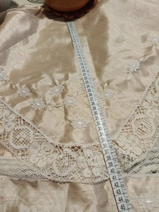 Manteleta huertana beige y blanco
