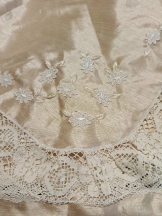 Manteleta huertana beige y blanco