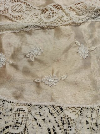 Manteleta huertana beige y blanco