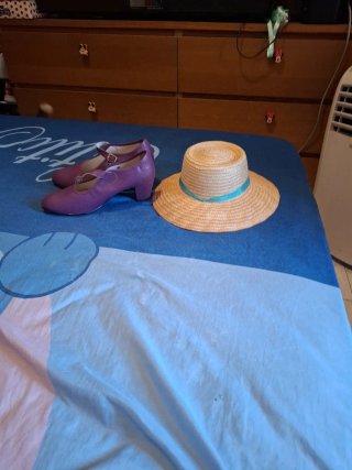 Zapatos morados y sombrero de paja niña