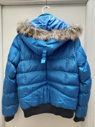 Plumas hombre azul