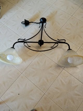 Lámparas de techo doradas y blancas