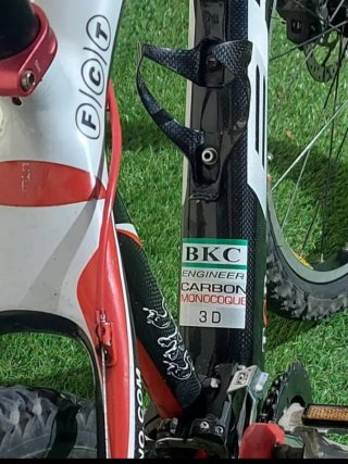 Bicicleta de carbono BKC