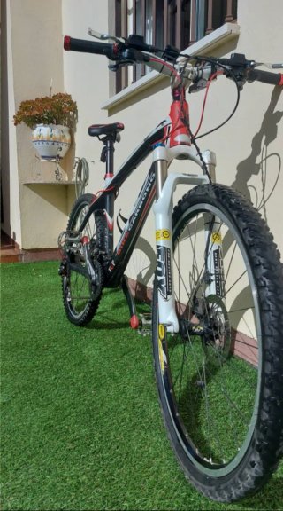 Bicicleta de carbono BKC