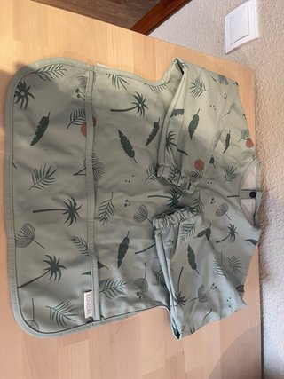 Babero impermeable con mangas y bolsa.