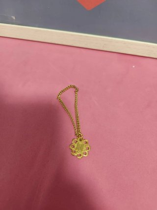 Collar con colgante de flor y letra N muñeca nancy