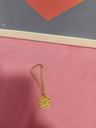 Collar con colgante de flor y letra N muñeca nancy