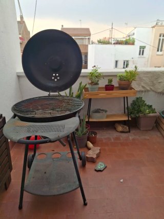 Barbacoa de carbón negra y gris