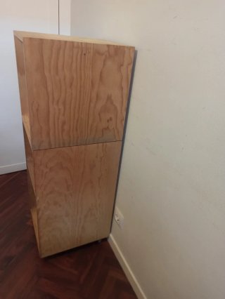 Estanterías de madera.