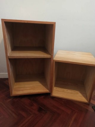 Estanterías de madera.