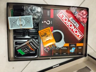 Pack de juegos de mesa variados.