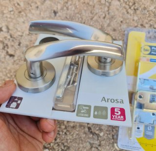 Manivela de puerta Yale y Inspire Arosa